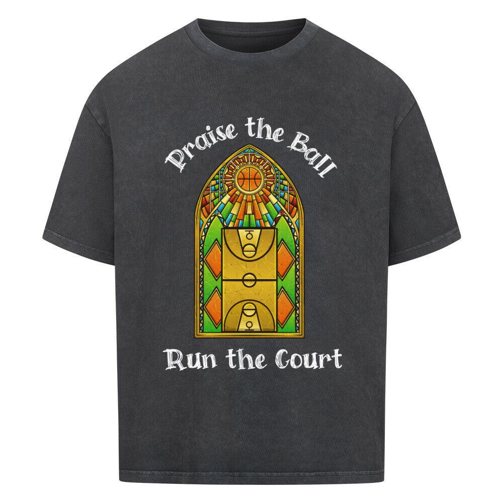 Washed Schwarzes Oversized Basketball T-Shirt mit einem Print im Stil eines Kirchen-Buntglasfensters, der einen Basketball-Court zeigt. Darüber steht „Praise the Ball“ und darunter „Run the Court“ in einer gotischen Schriftart. 100% Baumwolle