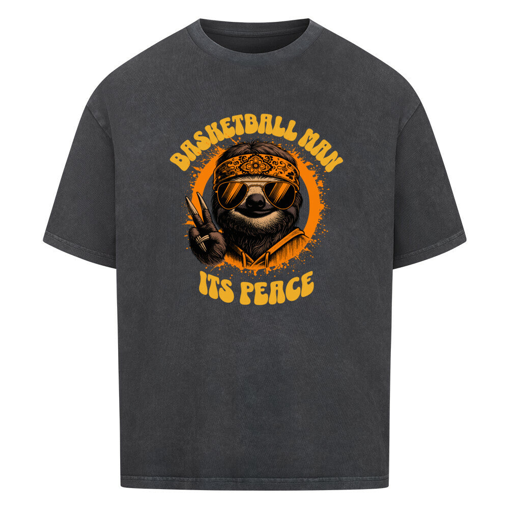 Washed Schwarzes Oversized Basketball T-Shirt mit einem 70er-Jahre-Retro-Print eines coolen Faultiers (Sloth) mit Sonnenbrille und Bandana, das ein Peace-Zeichen macht. Der Text lautet „BASKETBALL MAN“ und „ITS PEACE“ in Orange und Gelb. 100% Baumwolle.