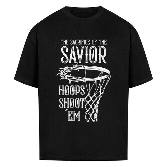 Schwarzes Oversized T-Shirt mit einem weißen Print, der einen Basketballkorb zeigt, dessen Ring eine Dornenkrone ist. Darüber steht der Text „THE SACRIFICE OF THE SAVIOR“ und darunter „HOOPS SHOOT EM“. 100% Baumwolle.