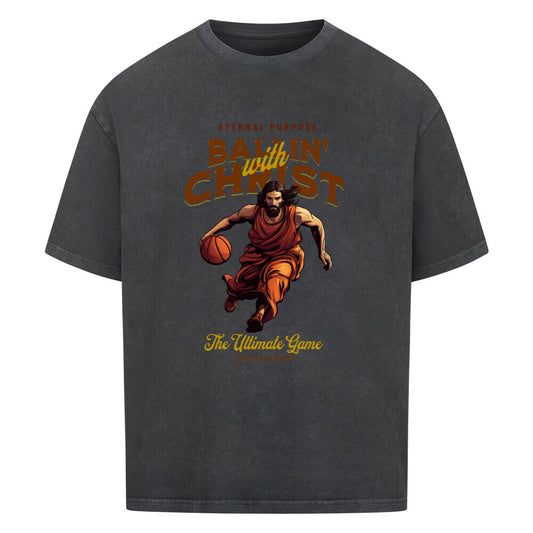 Washed Schwarz Oversize T-Shirt aus 100% Baumwolle mit einem braun-gelben Vintage-Print. Das Motiv zeigt Jesus Christus in Robe, wie er einen Basketball dribbelt. Der Text lautet "ETERNAL PURPOSE BALLIN´ WITH CHRIST THE ULTIMATE GAME".