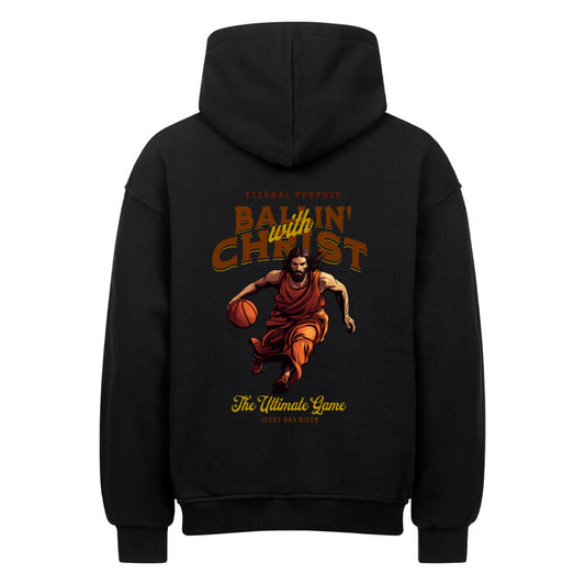 Rückansicht eines schwarzen Oversized-Hoodies mit 'Ballin' with Christ' Print, der Jesus beim Basketball-Dribbling zeigt, und dem Text 'Eternal Purpose'. 80% Baumwolle 20% Polyester.