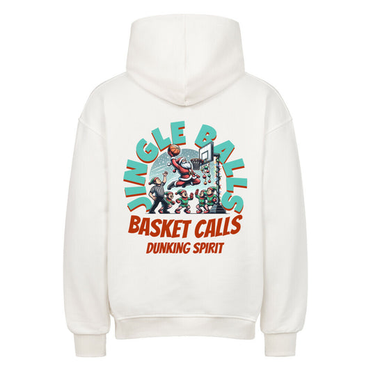 Rückansicht eines weißen Oversized-Hoodies mit dem Weihnachts-Print 'Jingle Balls, Basket Calls', der Santa Claus beim Basketball-Dunk zeigt, angefeuert von Elfen. 80% Baumwolle und 20% Polyester.