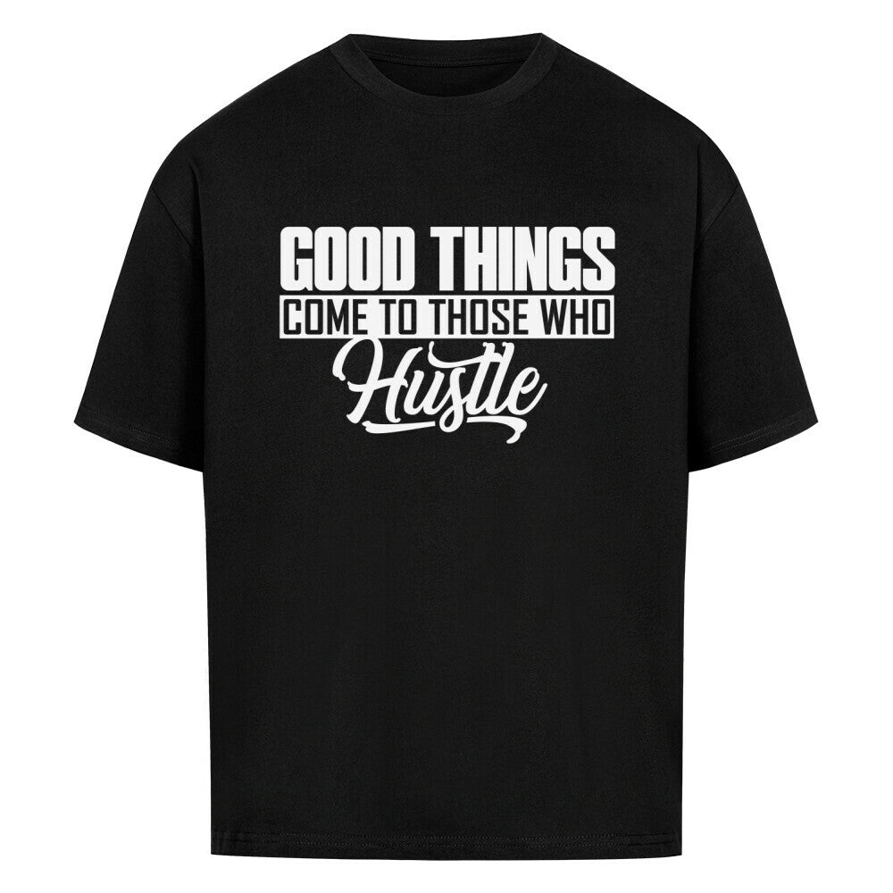 Schwarzes Oversized Basketball T-Shirt mit dem weißen Statement-Print: „GOOD THINGS COME TO THOSE WHO Hustle“. 100% Baumwolle.