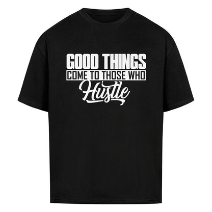 Schwarzes Oversized Basketball T-Shirt mit dem weißen Statement-Print: „GOOD THINGS COME TO THOSE WHO Hustle“. 100% Baumwolle.