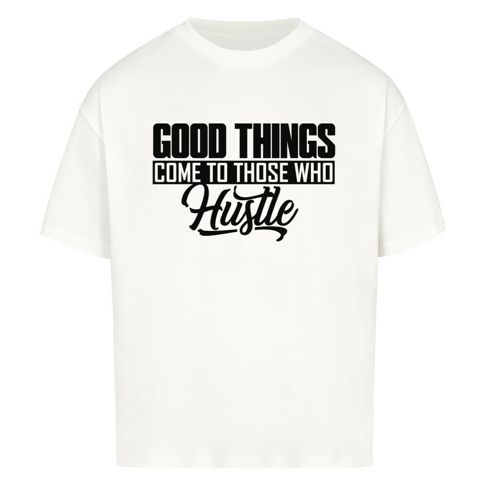 Weißes Oversized Basketball T-Shirt mit dem weißen Statement-Print: „GOOD THINGS COME TO THOSE WHO Hustle“. 100% Baumwolle.