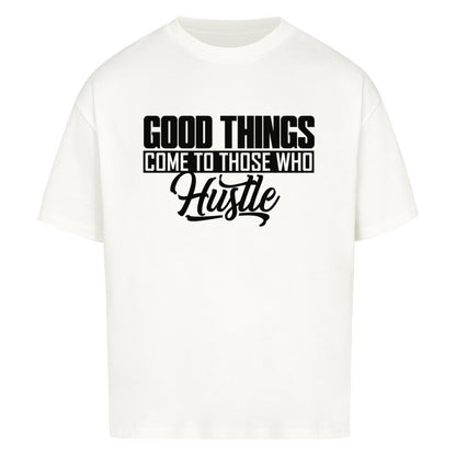 Weißes Oversized Basketball T-Shirt mit dem weißen Statement-Print: „GOOD THINGS COME TO THOSE WHO Hustle“. 100% Baumwolle.