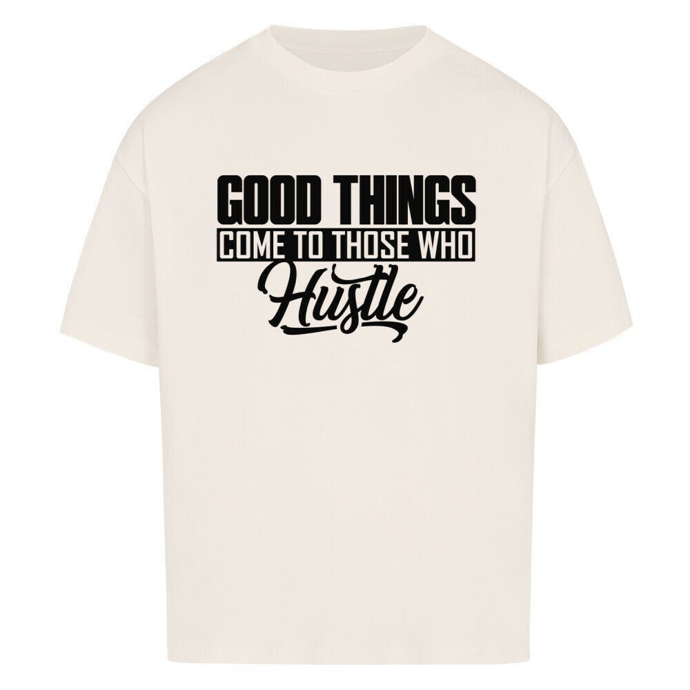 Natural raw Oversized Basketball T-Shirt mit dem weißen Statement-Print: „GOOD THINGS COME TO THOSE WHO Hustle“. 100% Baumwolle.
