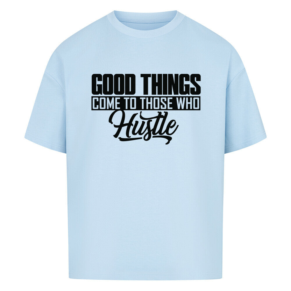 Babyblaues Oversized Basketball T-Shirt mit dem weißen Statement-Print: „GOOD THINGS COME TO THOSE WHO Hustle“. 100% Baumwolle.