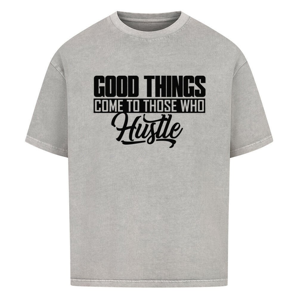 Washed Grey Oversized Basketball T-Shirt mit dem weißen Statement-Print: „GOOD THINGS COME TO THOSE WHO Hustle“. 100% Baumwolle.