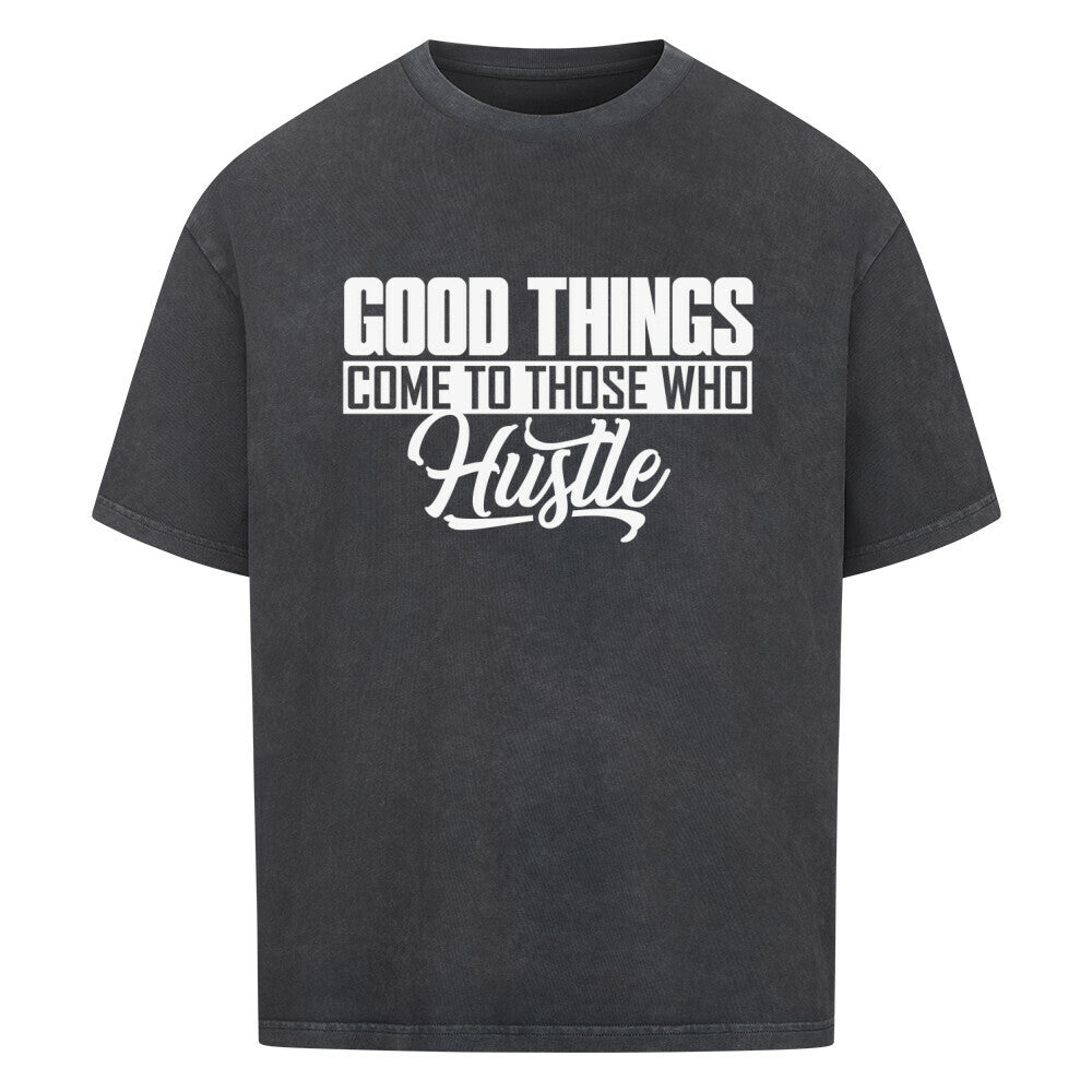 Washed Schwarzes Oversized Basketball T-Shirt mit dem weißen Statement-Print: „GOOD THINGS COME TO THOSE WHO Hustle“. 100% Baumwolle.