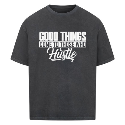 Washed Schwarzes Oversized Basketball T-Shirt mit dem weißen Statement-Print: „GOOD THINGS COME TO THOSE WHO Hustle“. 100% Baumwolle.