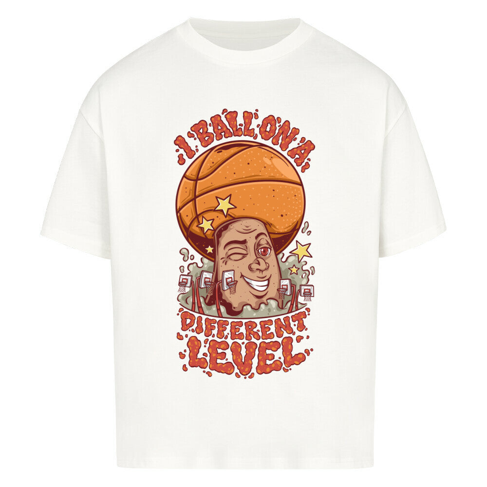 Weißes Oversized Basketball T-Shirt mit einem bunten Cartoon-Print einer zwinkernden Figur, die einen Basketball als Kopf hat. Der rote Text lautet „I BALL ON A DIFFERENT LEVEL“. 100% Baumwolle