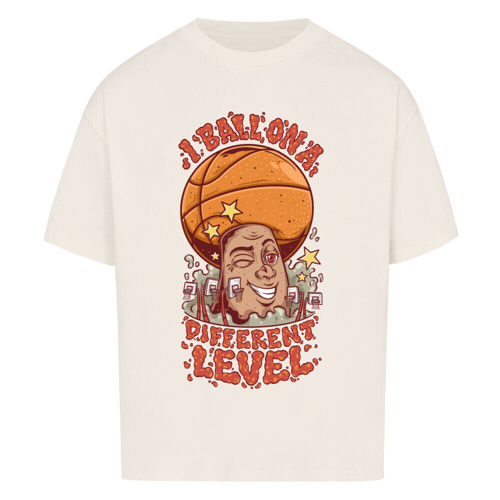 Natural Raw Oversized Basketball T-Shirt mit einem bunten Cartoon-Print einer zwinkernden Figur, die einen Basketball als Kopf hat. Der rote Text lautet „I BALL ON A DIFFERENT LEVEL“. 100% Baumwolle