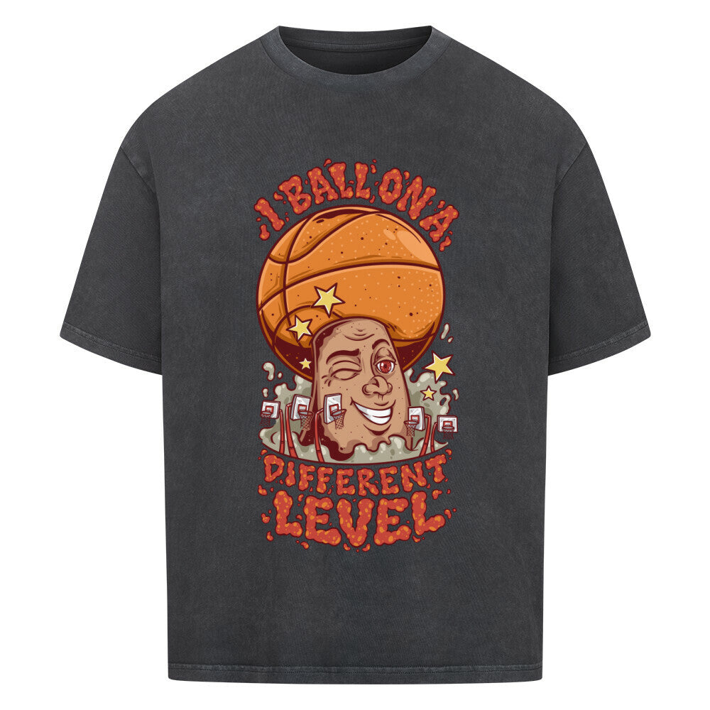 Washed Schwarzes Oversized Basketball T-Shirt mit einem bunten Cartoon-Print einer zwinkernden Figur, die einen Basketball als Kopf hat. Der rote Text lautet „I BALL ON A DIFFERENT LEVEL“. 100% Baumwolle