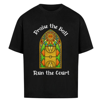Schwarzes Oversized Basketball T-Shirt mit einem Print im Stil eines Kirchen-Buntglasfensters, der einen Basketball-Court zeigt. Darüber steht „Praise the Ball“ und darunter „Run the Court“ in einer gotischen Schriftart. 100% Baumwolle 