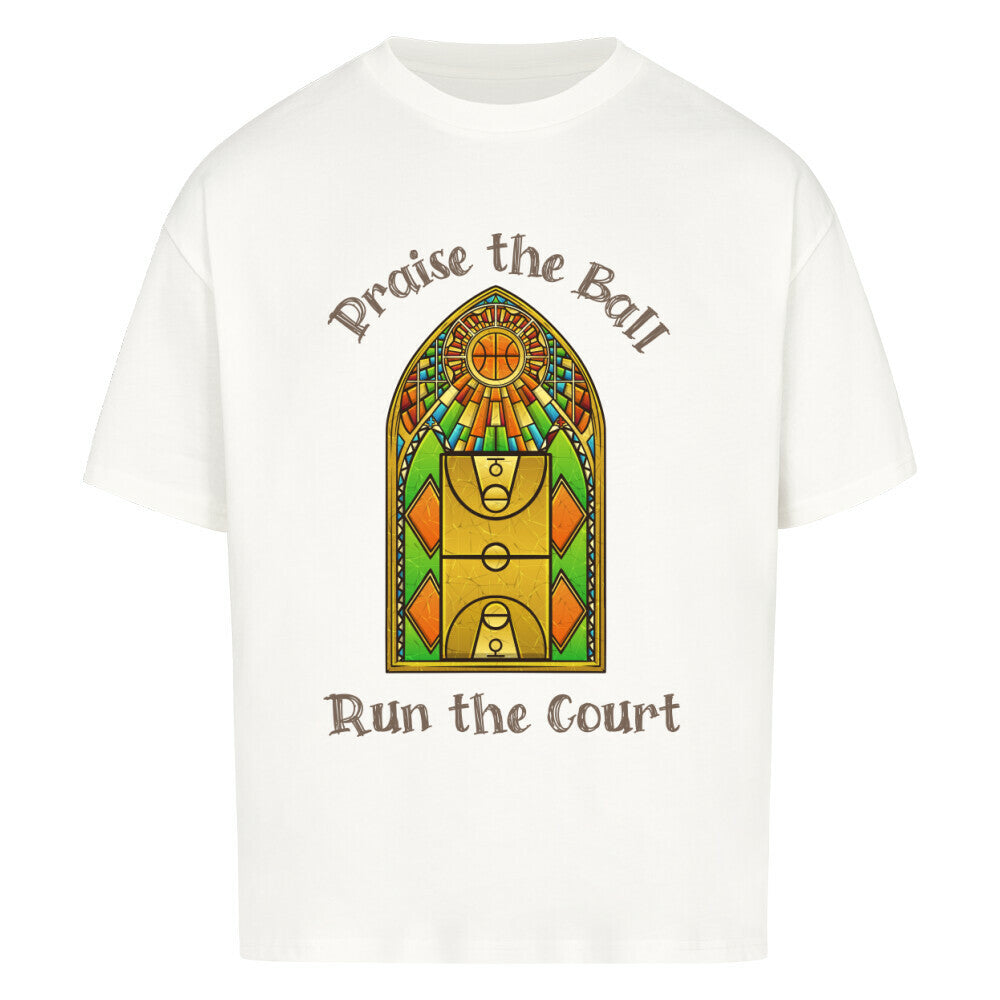 Weißes Oversized Basketball T-Shirt mit einem Print im Stil eines Kirchen-Buntglasfensters, der einen Basketball-Court zeigt. Darüber steht „Praise the Ball“ und darunter „Run the Court“ in einer gotischen Schriftart. 100% Baumwolle 