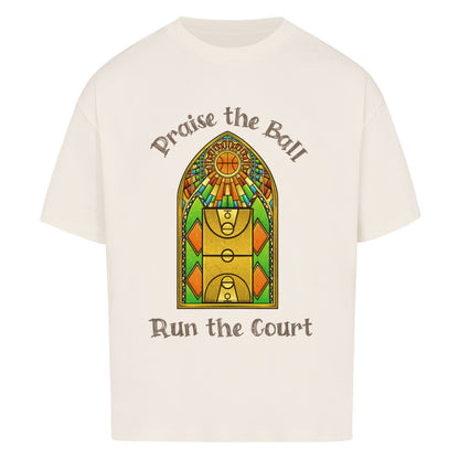Natural Raw Oversized Basketball T-Shirt mit einem Print im Stil eines Kirchen-Buntglasfensters, der einen Basketball-Court zeigt. Darüber steht „Praise the Ball“ und darunter „Run the Court“ in einer gotischen Schriftart. 100% Baumwolle 