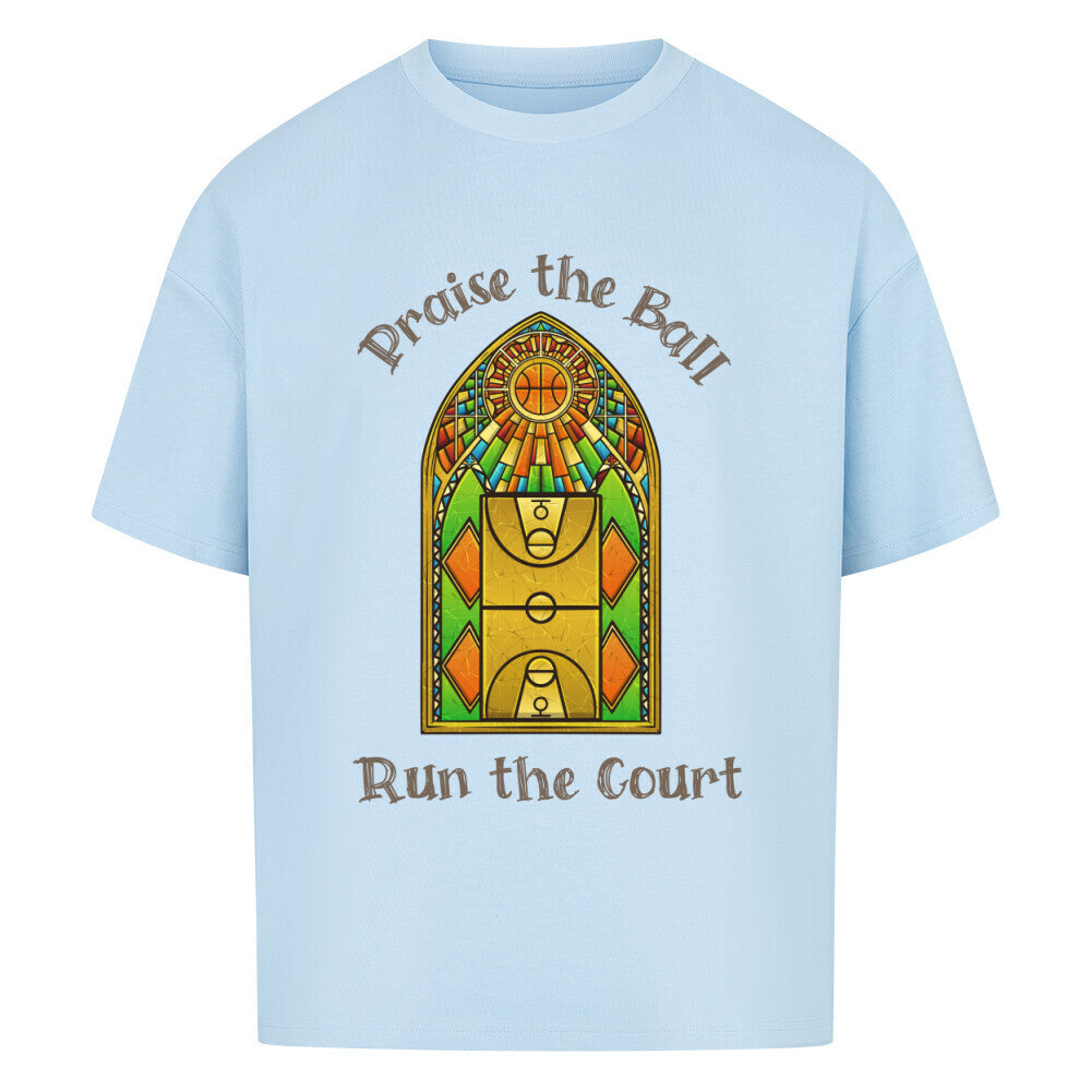 Babyblaues Oversized Basketball T-Shirt mit einem Print im Stil eines Kirchen-Buntglasfensters, der einen Basketball-Court zeigt. Darüber steht „Praise the Ball“ und darunter „Run the Court“ in einer gotischen Schriftart. 100% Baumwolle 