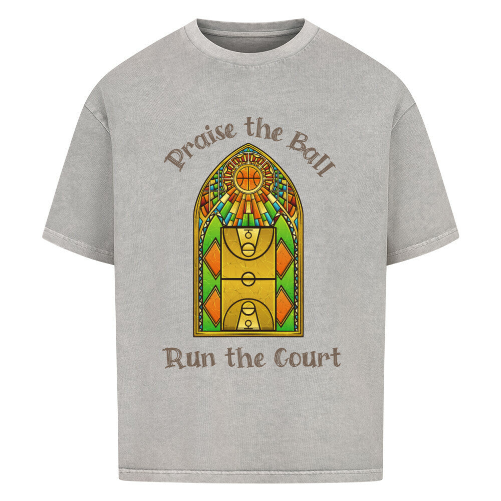 Washed Grey Oversized Basketball T-Shirt mit einem Print im Stil eines Kirchen-Buntglasfensters, der einen Basketball-Court zeigt. Darüber steht „Praise the Ball“ und darunter „Run the Court“ in einer gotischen Schriftart. 100% Baumwolle 