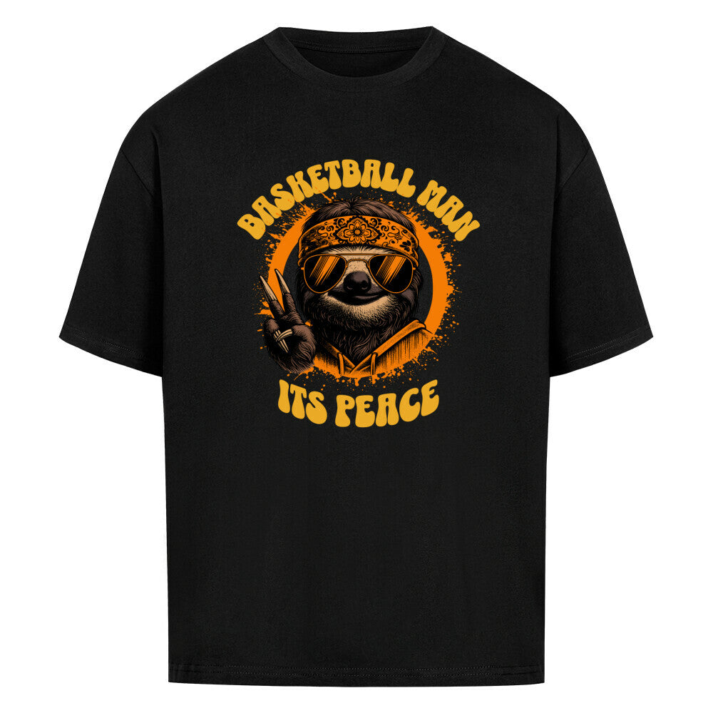 Schwarzes Oversized Basketball T-Shirt mit einem 70er-Jahre-Retro-Print eines coolen Faultiers (Sloth) mit Sonnenbrille und Bandana, das ein Peace-Zeichen macht. Der Text lautet „BASKETBALL MAN“ und „ITS PEACE“ in Orange und Gelb. 100% Baumwolle.