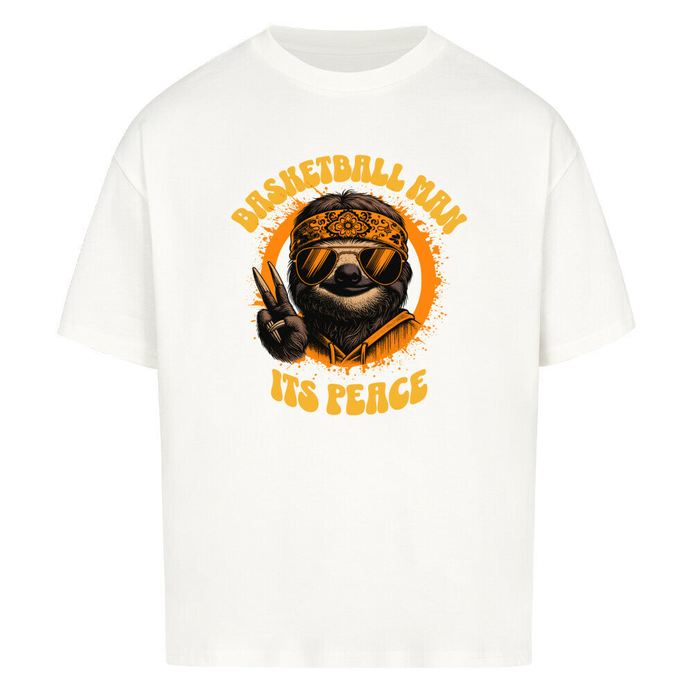 Weißes Oversized Basketball T-Shirt mit einem 70er-Jahre-Retro-Print eines coolen Faultiers (Sloth) mit Sonnenbrille und Bandana, das ein Peace-Zeichen macht. Der Text lautet „BASKETBALL MAN“ und „ITS PEACE“ in Orange und Gelb. 100% Baumwolle.