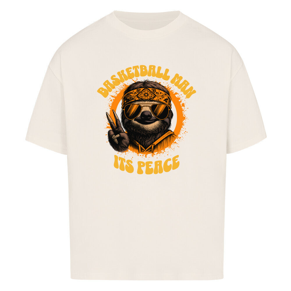 Natural Raw Oversized Basketball T-Shirt mit einem 70er-Jahre-Retro-Print eines coolen Faultiers (Sloth) mit Sonnenbrille und Bandana, das ein Peace-Zeichen macht. Der Text lautet „BASKETBALL MAN“ und „ITS PEACE“ in Orange und Gelb. 100% Baumwolle.