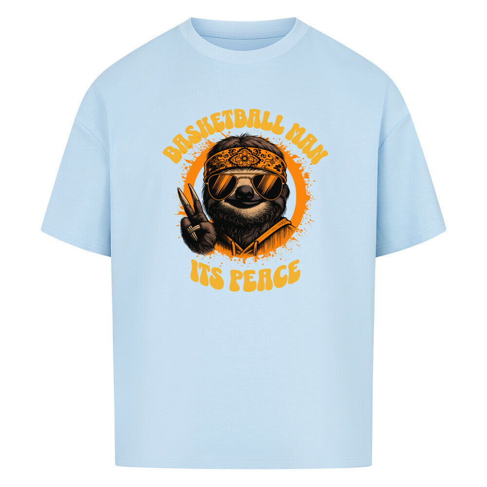 Babyblaues Oversized Basketball T-Shirt mit einem 70er-Jahre-Retro-Print eines coolen Faultiers (Sloth) mit Sonnenbrille und Bandana, das ein Peace-Zeichen macht. Der Text lautet „BASKETBALL MAN“ und „ITS PEACE“ in Orange und Gelb. 100% Baumwolle.