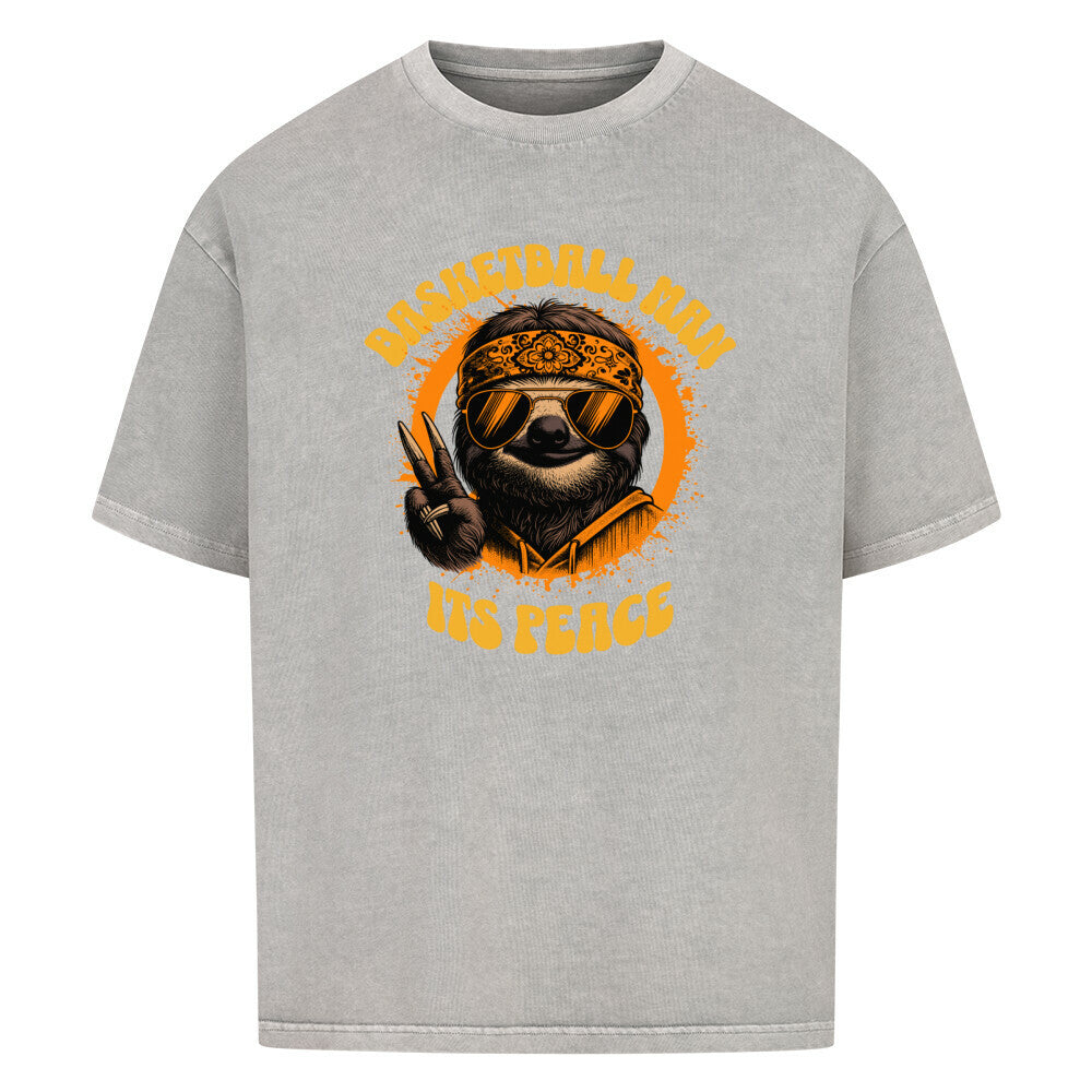 Washed Grey Oversized Basketball T-Shirt mit einem 70er-Jahre-Retro-Print eines coolen Faultiers (Sloth) mit Sonnenbrille und Bandana, das ein Peace-Zeichen macht. Der Text lautet „BASKETBALL MAN“ und „ITS PEACE“ in Orange und Gelb. 100% Baumwolle.