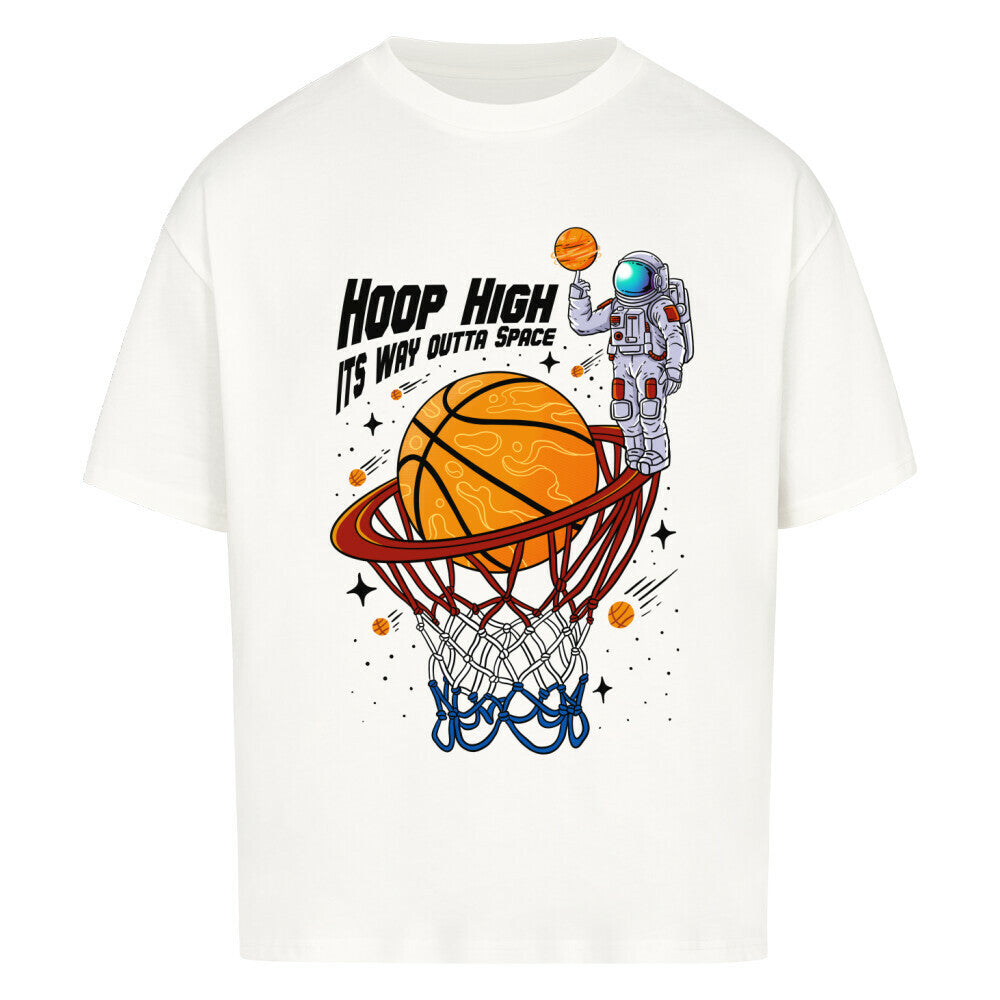 Weißes Oversized T-Shirt mit einem bunten Print eines Astronauten im Weltall, der einen Basketball in einen Korb dunkt. Der Slogan lautet: "HOOP HIGH ITS WAY OUTTA SPACE". 100% Baumwolle.