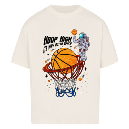 Natural Raw Oversized T-Shirt mit einem bunten Print eines Astronauten im Weltall, der einen Basketball in einen Korb dunkt. Der Slogan lautet: "HOOP HIGH ITS WAY OUTTA SPACE". 100% Baumwolle.