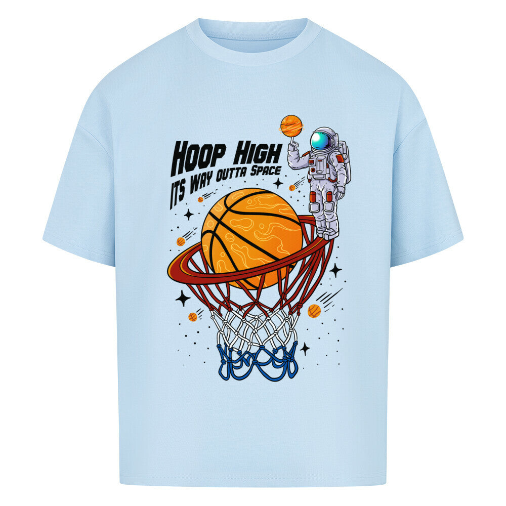 Babyblaues Oversized T-Shirt mit einem bunten Print eines Astronauten im Weltall, der einen Basketball in einen Korb dunkt. Der Slogan lautet: "HOOP HIGH ITS WAY OUTTA SPACE". 100% Baumwolle.