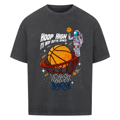 Washed Schwarzes Oversized T-Shirt mit einem bunten Print eines Astronauten im Weltall, der einen Basketball in einen Korb dunkt. Der Slogan lautet: "HOOP HIGH ITS WAY OUTTA SPACE". 100% Baumwolle.
