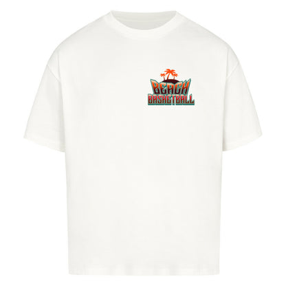 Kleiner "Beach Basketball" Retro-Print mit Palmen in Orange und Türkis auf der linken Brust eines weißen Oversized T-Shirts. 100% Baumwolle