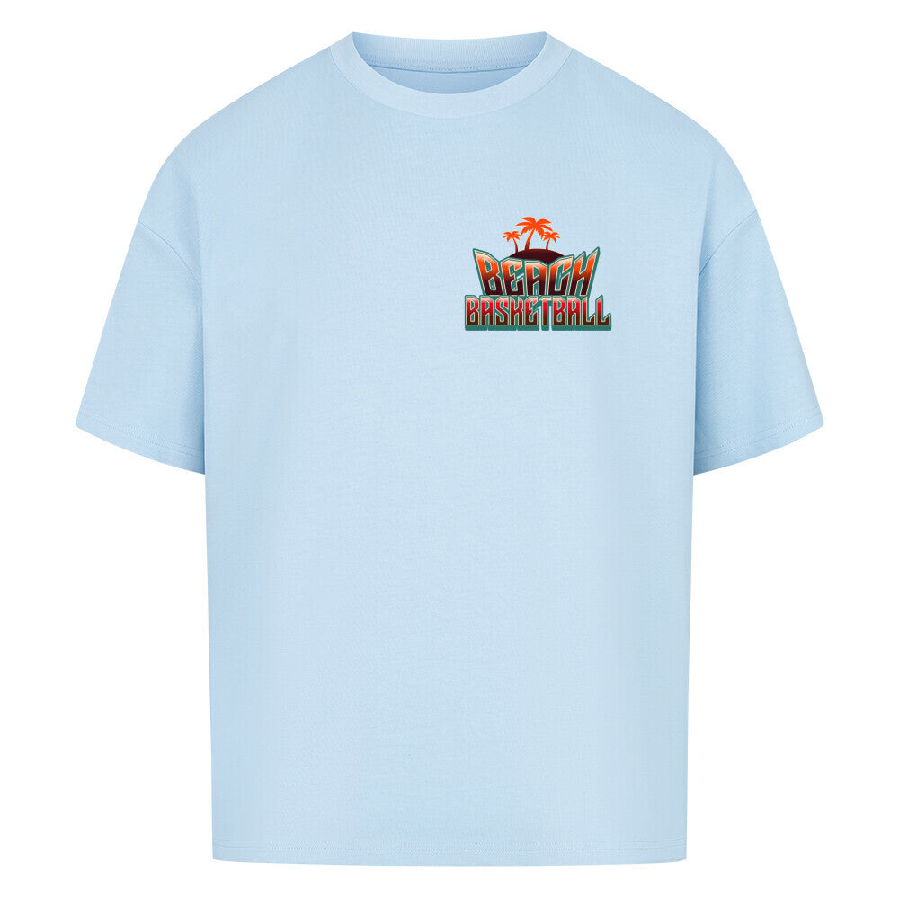 Kleiner "Beach Basketball" Retro-Print mit Palmen in Orange und Türkis auf der linken Brust eines babyblauen Oversized T-Shirts. 100% Baumwolle