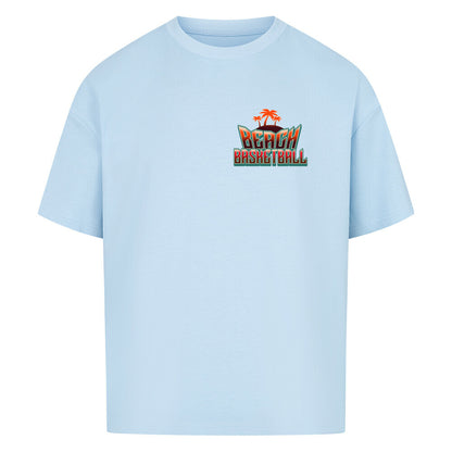 Kleiner "Beach Basketball" Retro-Print mit Palmen in Orange und Türkis auf der linken Brust eines babyblauen Oversized T-Shirts. 100% Baumwolle