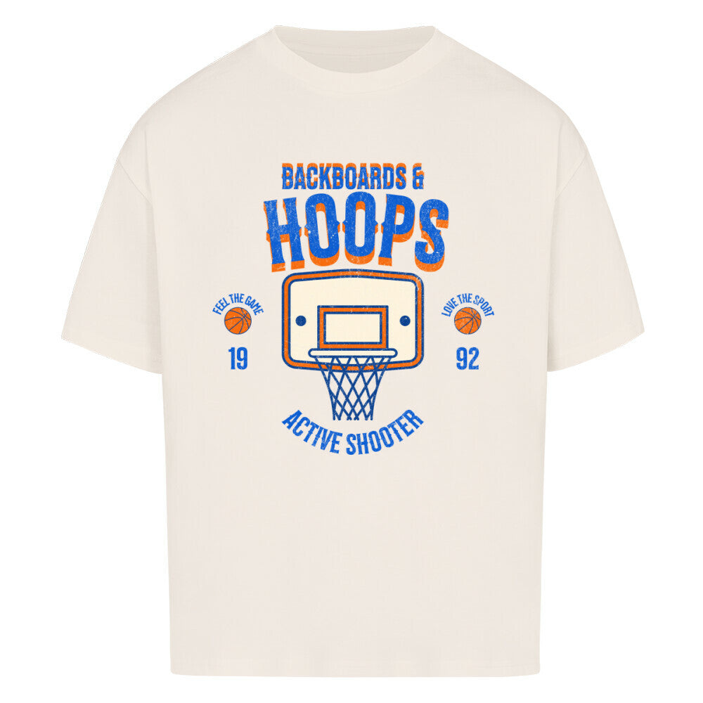 Natural Raw Oversized T-Shirt mit Retro-Print eines Basketballkorbs, dem Text „BACKBOARDS & HOOPS“ und dem Geburtsjahr „19 92“ in Orange und Blau. 100% Baumwolle