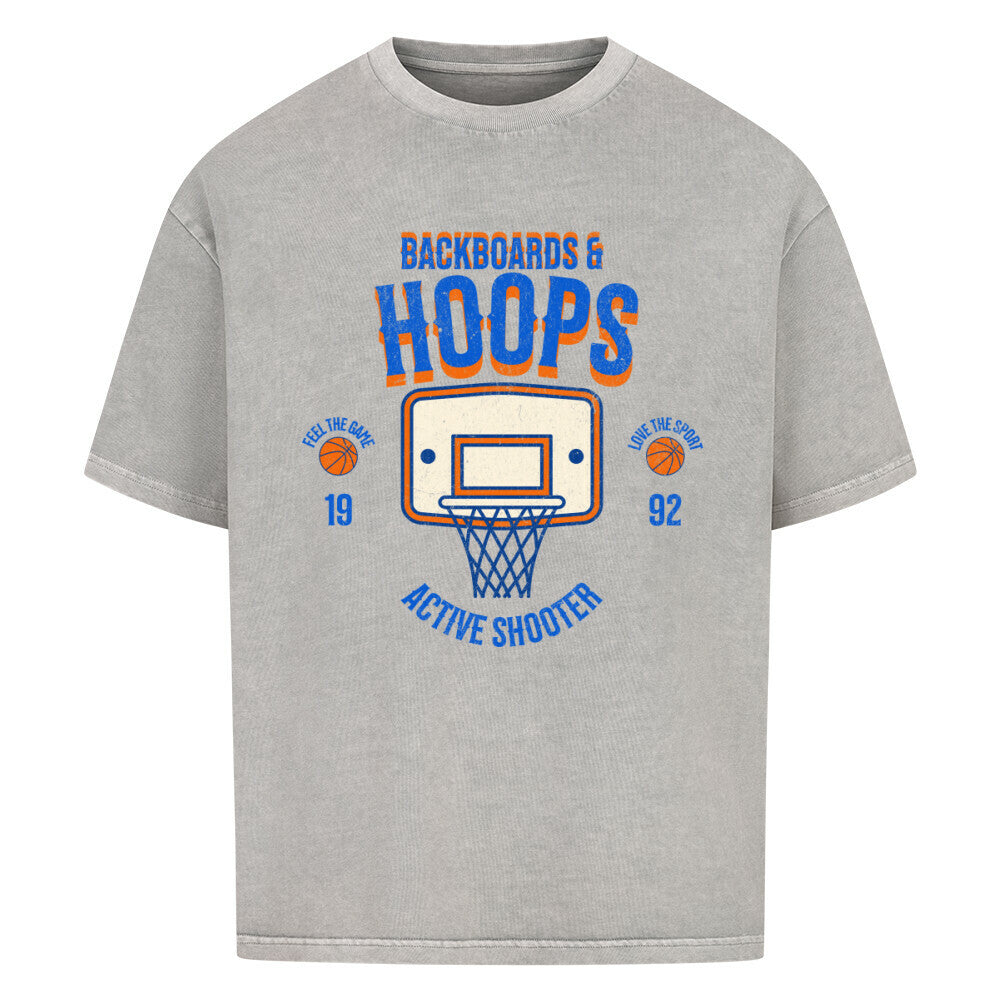 Washed Grey Oversized T-Shirt mit Retro-Print eines Basketballkorbs, dem Text „BACKBOARDS & HOOPS“ und dem Geburtsjahr „19 92“ in Orange und Blau. 100% Baumwolle