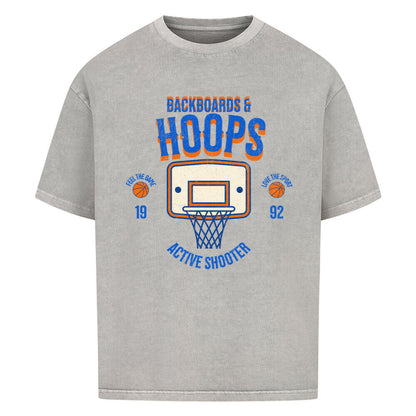 Washed Grey Oversized T-Shirt mit Retro-Print eines Basketballkorbs, dem Text „BACKBOARDS & HOOPS“ und dem Geburtsjahr „19 92“ in Orange und Blau. 100% Baumwolle