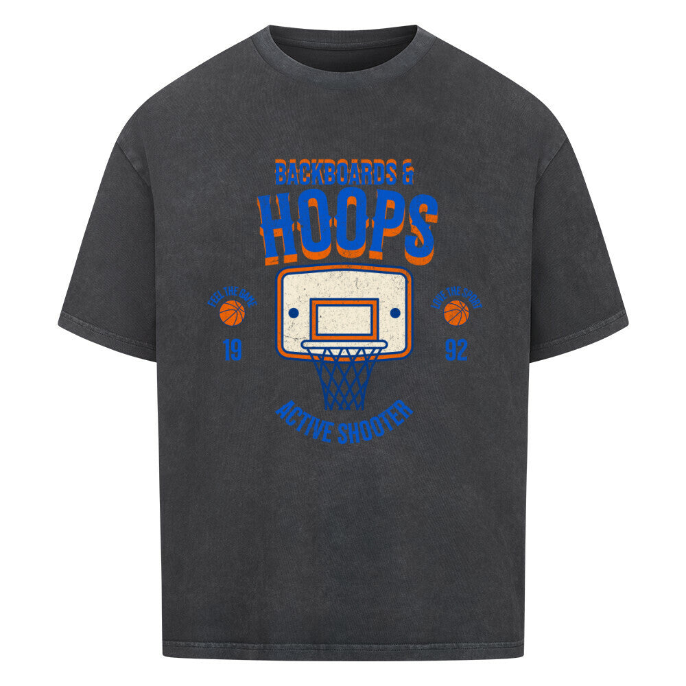 Washed Schwarzes Oversized T-Shirt mit Retro-Print eines Basketballkorbs, dem Text „BACKBOARDS & HOOPS“ und dem Geburtsjahr „19 92“ in Orange und Blau. 100% Baumwolle