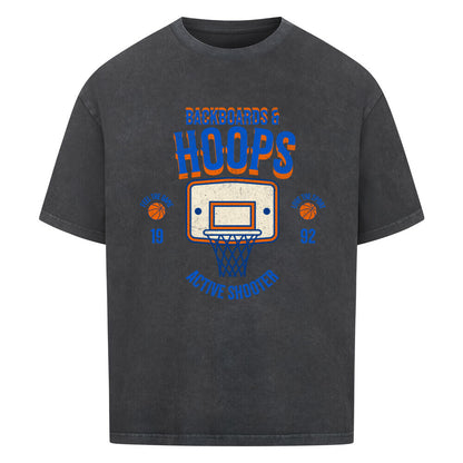 Washed Schwarzes Oversized T-Shirt mit Retro-Print eines Basketballkorbs, dem Text „BACKBOARDS & HOOPS“ und dem Geburtsjahr „19 92“ in Orange und Blau. 100% Baumwolle