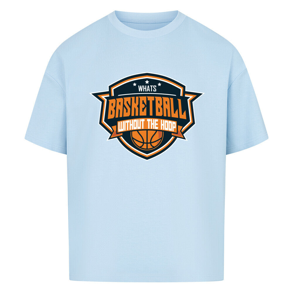 Babyblaues Oversized T-Shirt mit einem Basketball-Logo im Wappen-Stil in Orange, Weiß und Blau und dem Slogan "WHAT'S BASKETBALL WITHOUT THE HOOP". 100% Baumwolle.