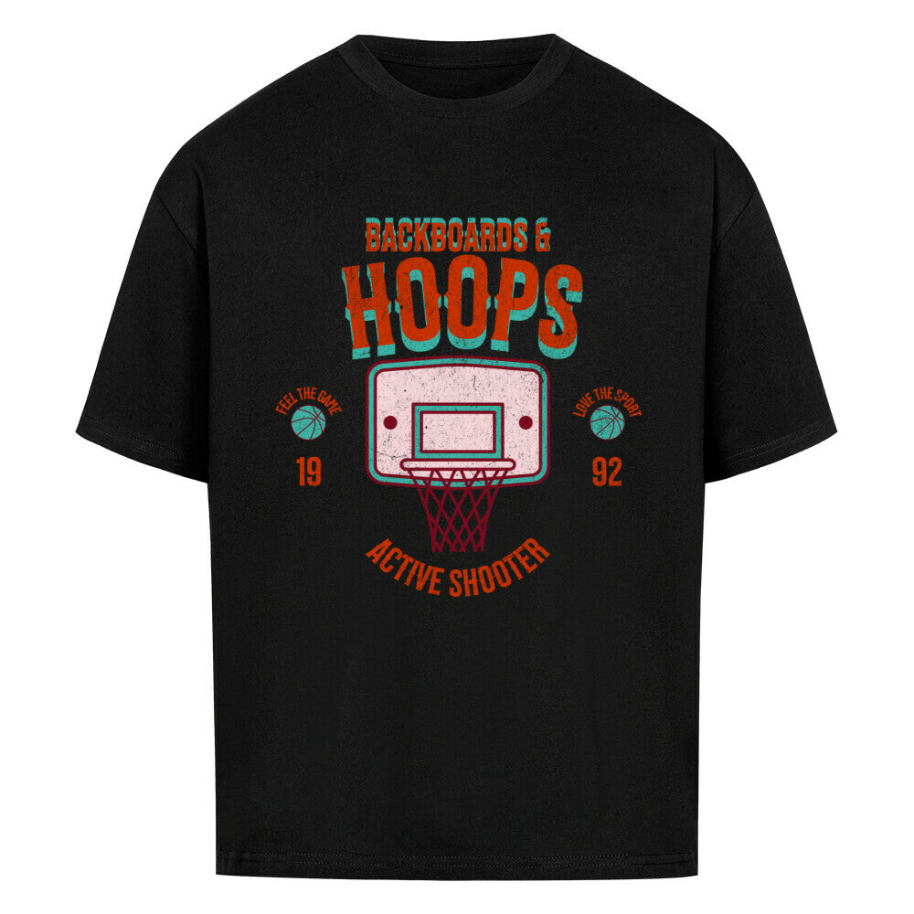 Schwarzes Oversized T-Shirt mit 90er-Jahre-Retro-Print eines Basketballkorbs und den Schriftzügen „BACKBOARDS & HOOPS“, „ACTIVE SHOOTER“ und „19 92“ in Orange und Türkis. 100% Baumwolle.