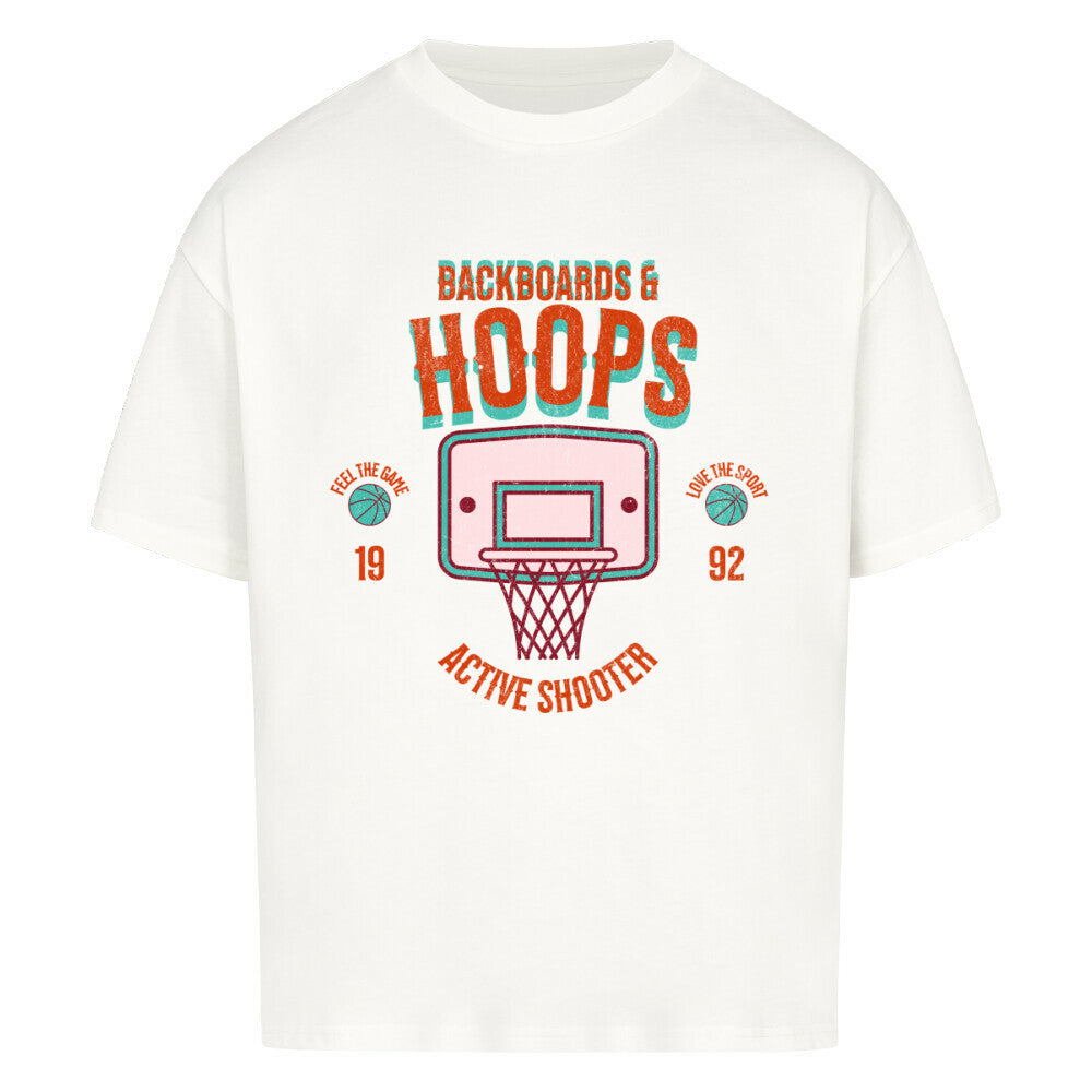 Weißes Oversized T-Shirt mit 90er-Jahre-Retro-Print eines Basketballkorbs und den Schriftzügen „BACKBOARDS & HOOPS“, „ACTIVE SHOOTER“ und „19 92“ in Orange und Türkis. 100% Baumwolle.