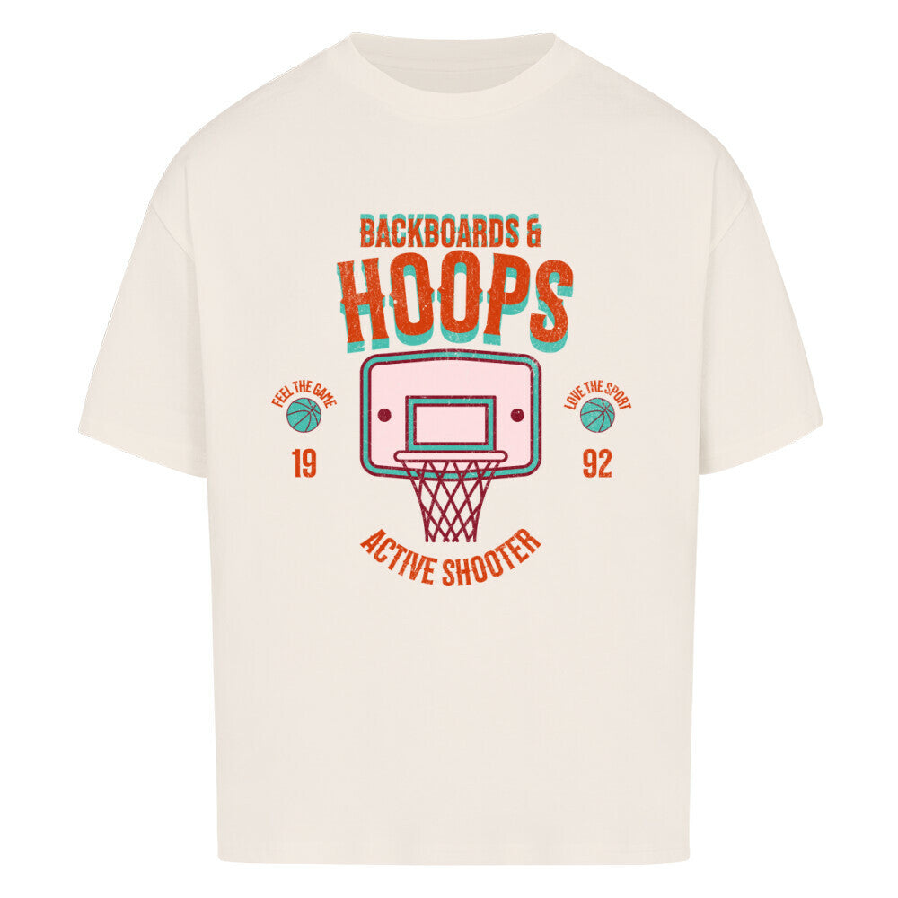 Natural Raw Oversized T-Shirt mit 90er-Jahre-Retro-Print eines Basketballkorbs und den Schriftzügen „BACKBOARDS & HOOPS“, „ACTIVE SHOOTER“ und „19 92“ in Orange und Türkis. 100% Baumwolle.
