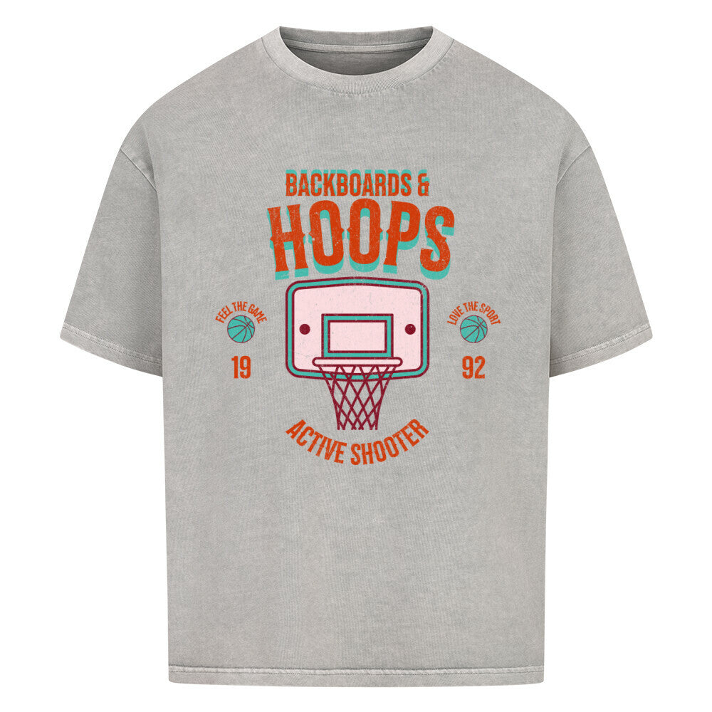 Washed Grey Oversized T-Shirt mit 90er-Jahre-Retro-Print eines Basketballkorbs und den Schriftzügen „BACKBOARDS & HOOPS“, „ACTIVE SHOOTER“ und „19 92“ in Orange und Türkis. 100% Baumwolle.