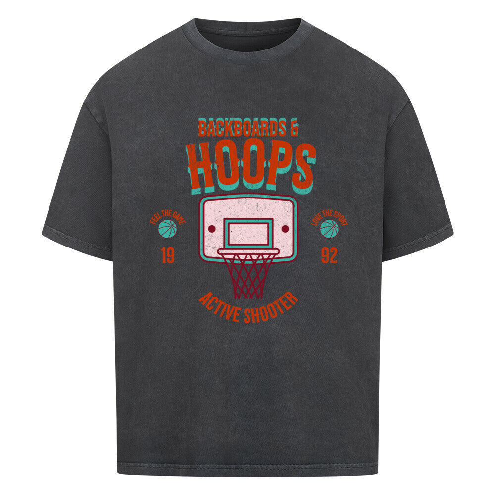 Washed Schwarzes Oversized T-Shirt mit 90er-Jahre-Retro-Print eines Basketballkorbs und den Schriftzügen „BACKBOARDS & HOOPS“, „ACTIVE SHOOTER“ und „19 92“ in Orange und Türkis. 100% Baumwolle.