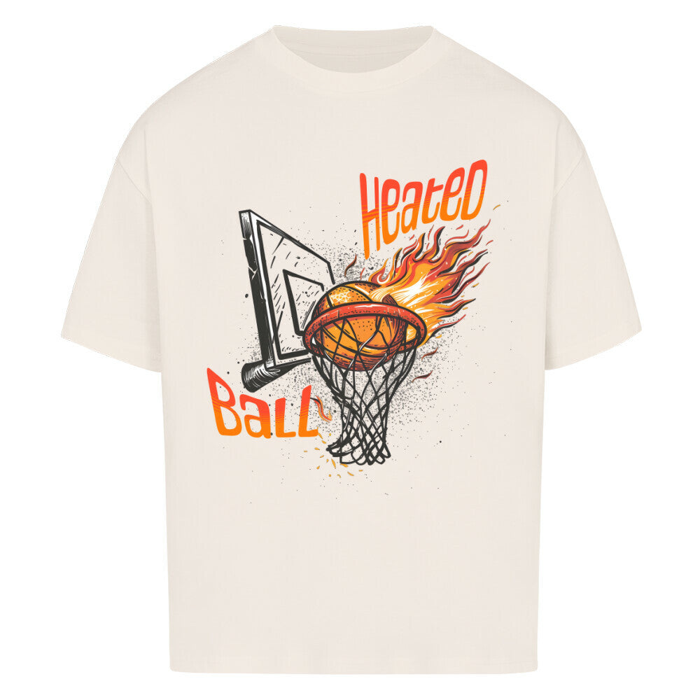 Natural Raw Oversized T-Shirt mit „Heated Ball“ Print, der einen brennenden Basketball (Ball on Fire) zeigt, der gerade durch den Korb fällt. 100% Baumwolle