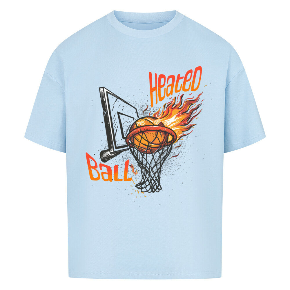 Babyblaues Oversized T-Shirt mit „Heated Ball“ Print, der einen brennenden Basketball (Ball on Fire) zeigt, der gerade durch den Korb fällt. 100% Baumwolle