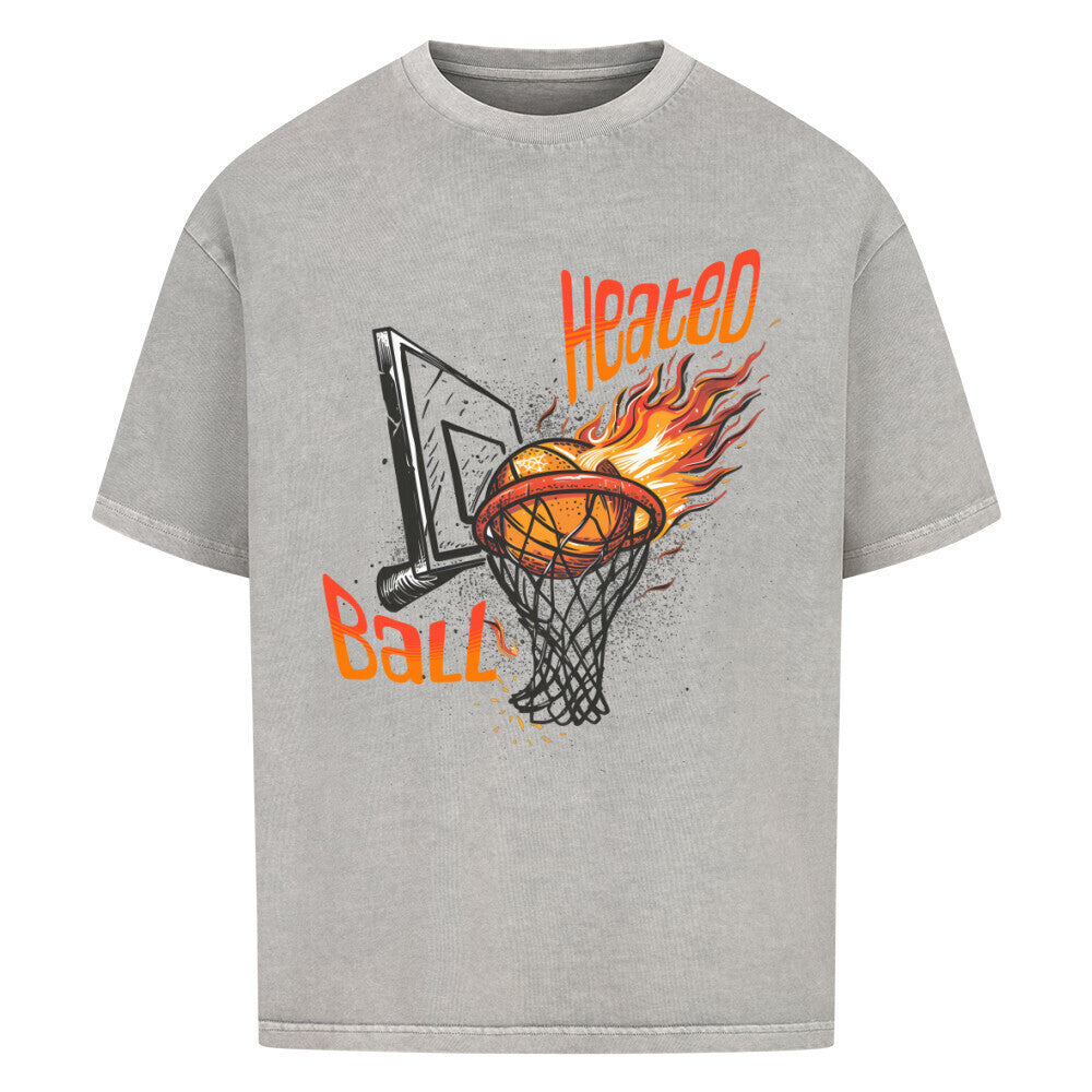 Washed Grey Oversized T-Shirt mit „Heated Ball“ Print, der einen brennenden Basketball (Ball on Fire) zeigt, der gerade durch den Korb fällt. 100% Baumwolle