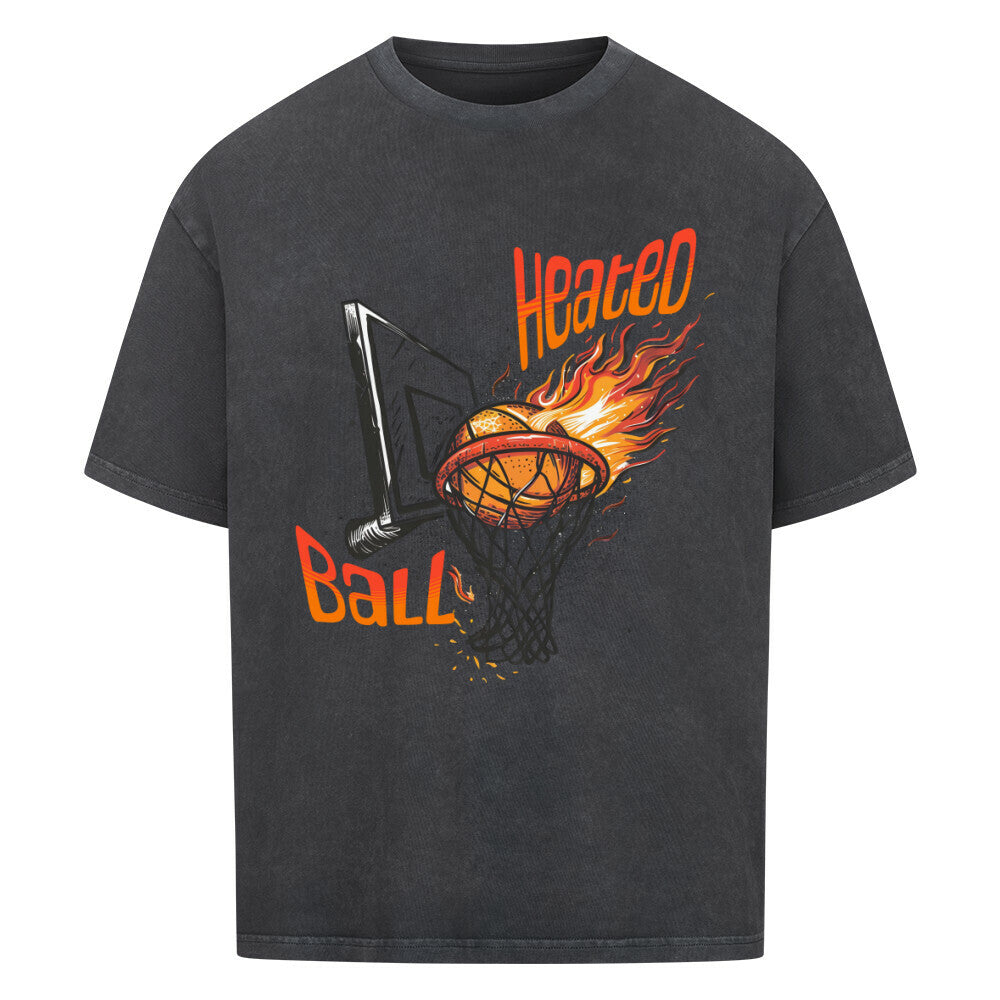 Washed Schwarzes Oversized T-Shirt mit „Heated Ball“ Print, der einen brennenden Basketball (Ball on Fire) zeigt, der gerade durch den Korb fällt. 100% Baumwolle